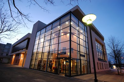 Médiathèque Jean-Rousselot, Bibliothèque à Guyancourt