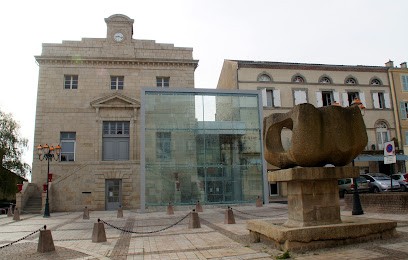 Médiathèque Jean Giraudoux, Bibliothèque à Bellac