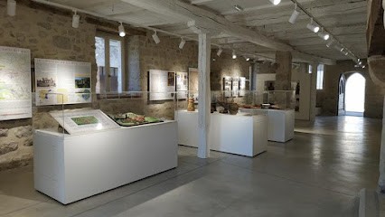 Bibliothéque Municipale du Pays de Laroquebrou, Bibliothèque à Laroquebrou