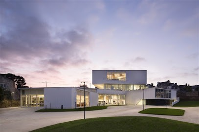 Médiathèque Municipale, Bibliothèque à Baud