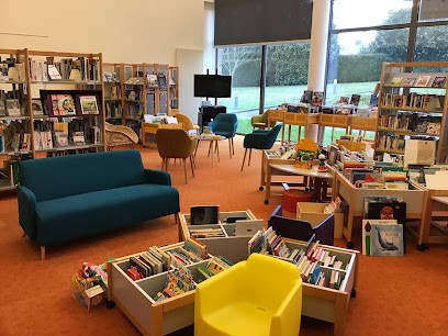 Médiathèque Couesnon Marches De Bretagne à Saint-Hilaire-des-Landes, Bibliothèque à Saint-Hilaire-des-Landes