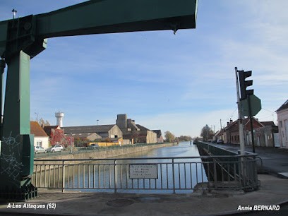 Médiathèque Municipale, Bibliothèque aux Attaques